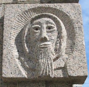 저지의 성 헬레리오_photo by Man vyi_on the La Croix de la Reine monument in St Helier_Jersey UK.jpg